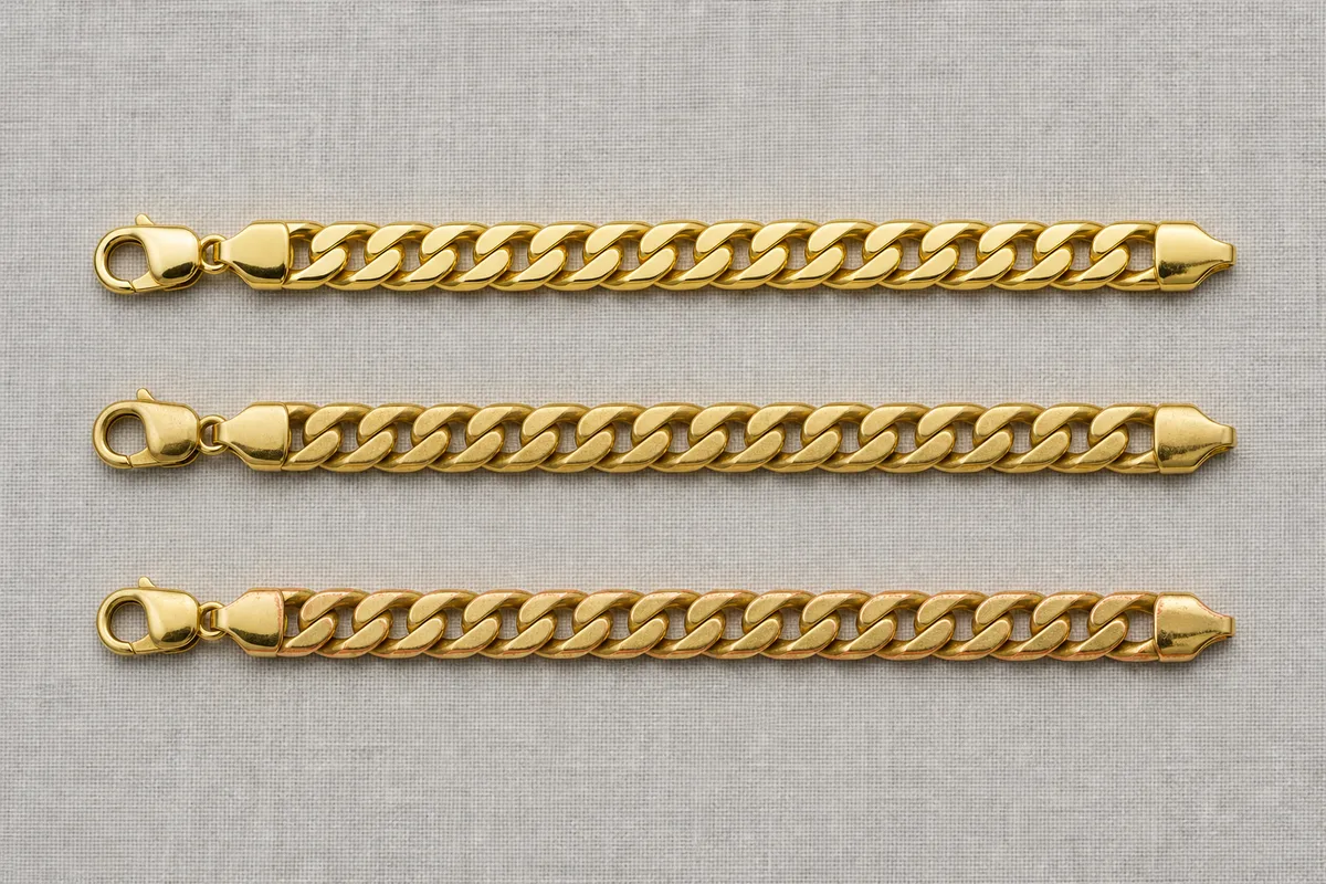 Comparaison de trois bracelets dorés côte à côte sur un fond textile neutre